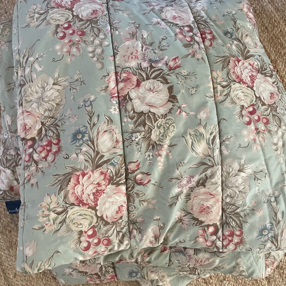 Ralph Lauren Charlotte Comforter. Queen/full.